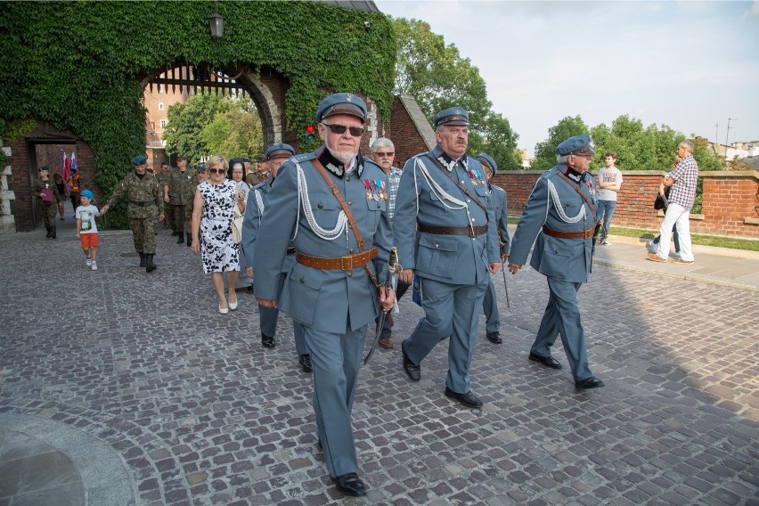 05.08.2014 krakow kadrowka przemarsz miasto pomnik...