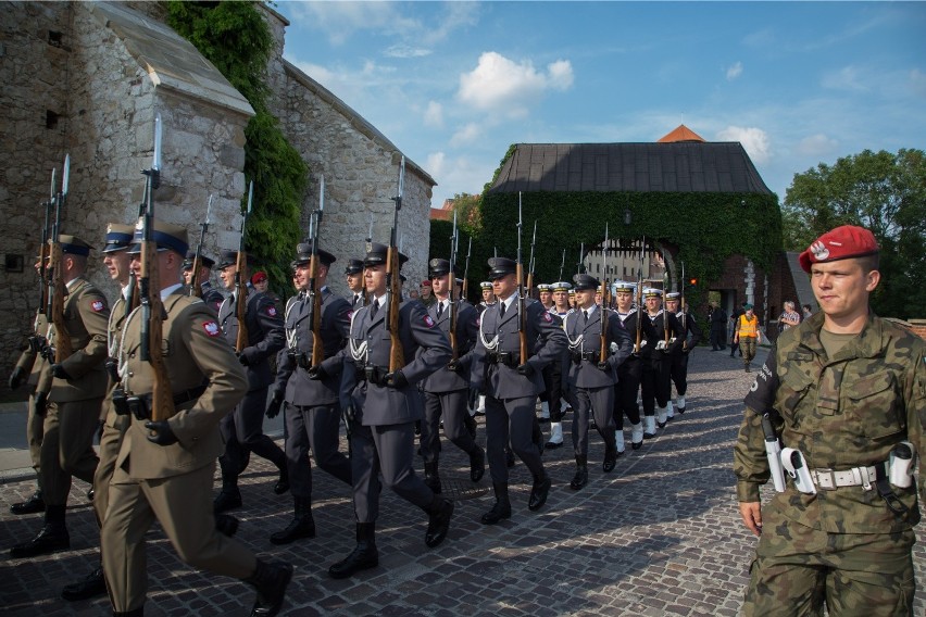 05.08.2014 krakow kadrowka przemarsz miasto pomnik...