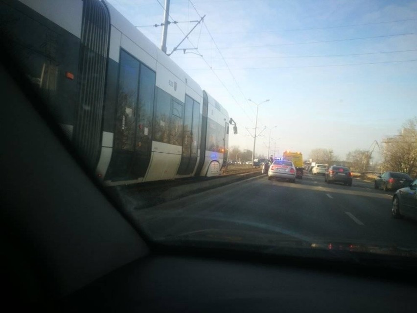 Utrudnienia na Gdańskiej w Szczecinie. Samochód wylądował na torach