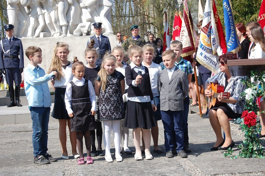 Okolicznościowy program w wykonaniu uczniów