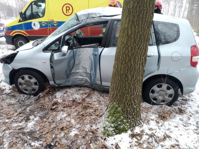 W Nekli koło Bydgoszczy samochód osobowy wypadł z drogi i bokiem uderzył w drzewo