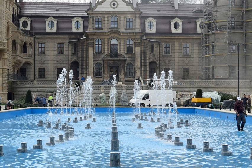 Tak prezentuje się nowa fontanna przy pałacu w Mosznej.