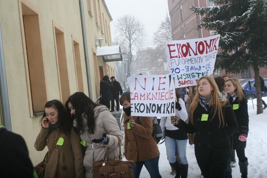 Manifestacja młodzieży Ekonomika z Raciborza [ZDJĘCIA i WIDEO]