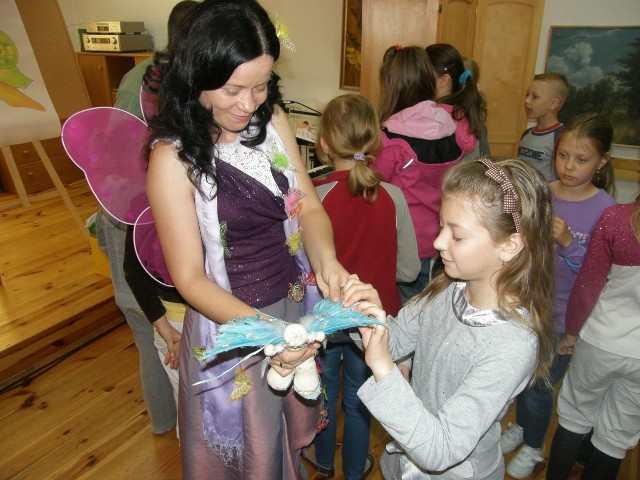Babcia Grunia pokazała dzieciom pięknego "zaczarowanego motylka&#8221;, który spełnia marzenia.