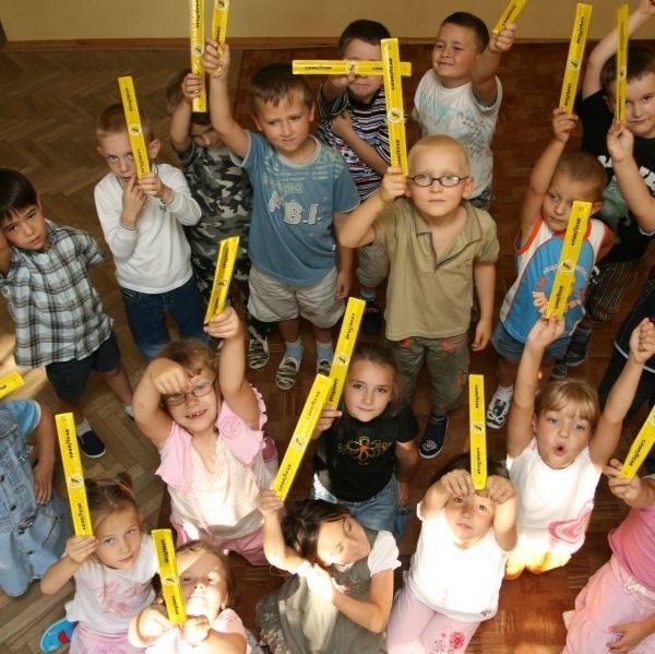 Dzieci z "zerówki&#8221; B w Szkole Podstawowej numer 5 na kieleckich Herbach już dostały od nas odblaskowe opaski. W sobotę kupując "Echo Dnia&#8221; każdy dostanie taką opaskę.