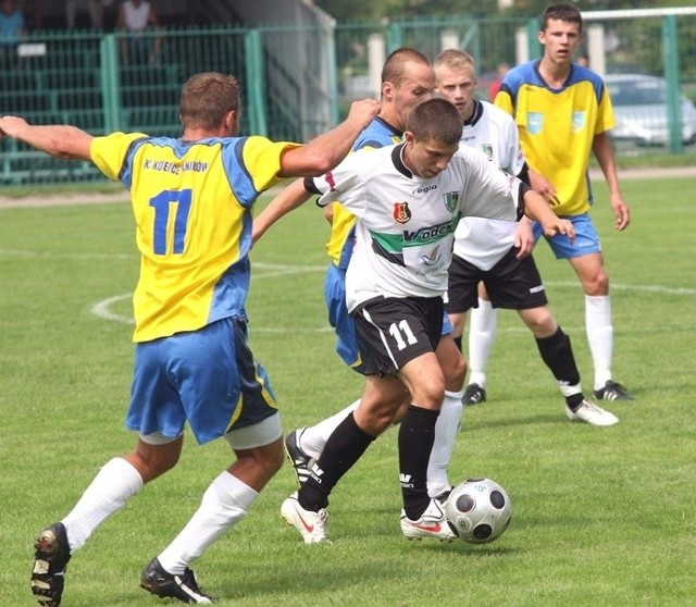 Piotr Gilar (z piłką) i jego koledzy ze Stali Stalowa Wola rozegrają w sobotę sparing na wyjeździe. Z Janowianką w Janowie Lubelskim.