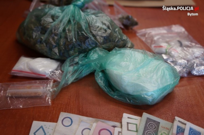 Bytom: ponad tysiąc porcji amfetaminy w mieszkaniu przy ul. Matejki ZDJĘCIA