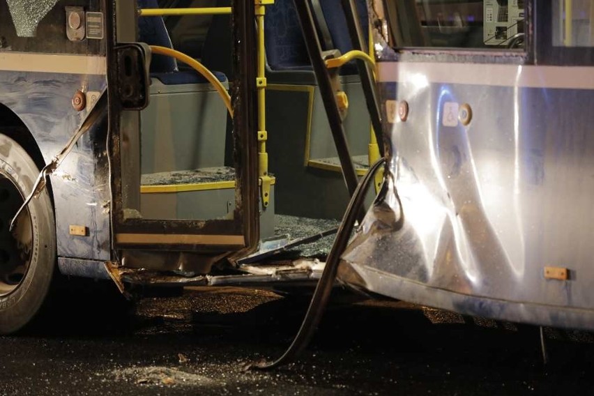 Kraków. Zderzenie tramwaju z autobusem na al. Jana Pawła II. Są ranni [ZDJĘCIA]