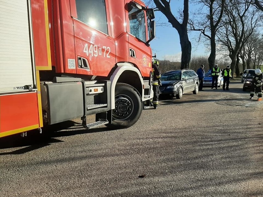 Zielony Gaj. Wypadek na drodze do Spytkowa. Volkswagen uderzył w drzewo i dachował [ZDJĘCIA]