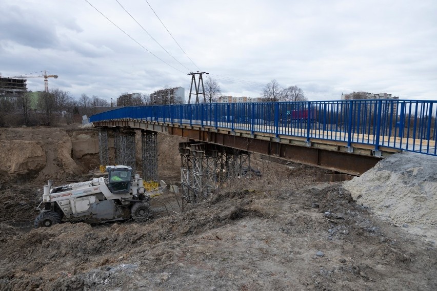 Budowa linii kolejowej numer 8. Pociągi z Radomia do Warszawy pojadą odnowioną trasą już w czerwcu