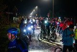 Świebodzin. Wyruszyli nocą w trasę rowerową i pomogli zwierzakom. Odbył się rajd "Nocna jazda 2022"