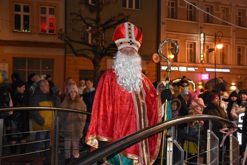 Święty Mikołaj przyjechał do Chrzanowa. Rozświetlona została...