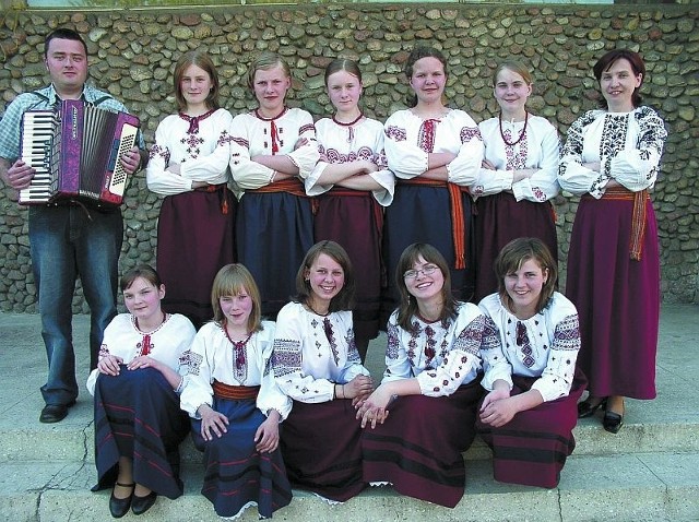 Kilkanaście młodych dziewcząt z Czeremchy propaguje podlaskie tradycje wśród słuchaczy i widzów festiwali w Polsce i na Ukrainie.