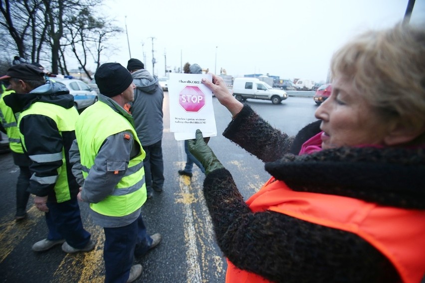 Mieszkańcy zablokowali drogę na Strachocinie