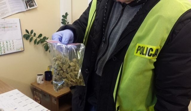 Policjanci z Ustki w trakcie patrolu zatrzymali 29-letniego mieszkańca tego miasta, który miał przy sobie worek foliowy z zawartością prawie 20 gramów marihuany.