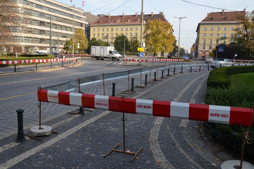 Przebudowa placu Kościuszki. Największy problem mają piesi, a robotników nie widać (ZDJĘCIA)