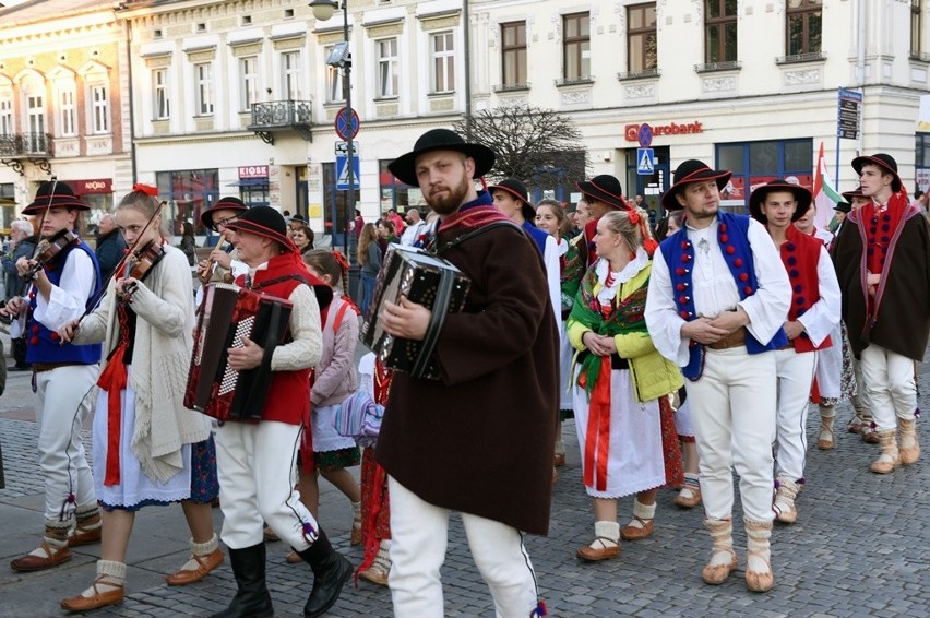 Nowy Sącz. Górale z sześciu państw na sądeckim rynku [ZDJĘCIA]