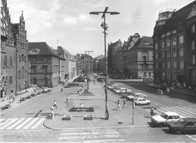 Centrum Wrocławia w latach 80. Tak wyglądały główne ulice, mieszkańcy miasta i komunikacja miejska. Zobacz archiwalne zdjęcia naszego miastaPrzejdź do kolejnych zdjęć >>>