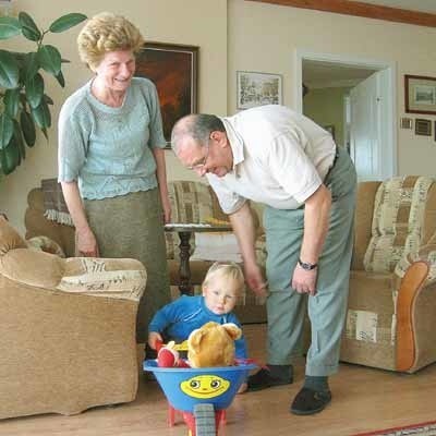 Dziadek i babcia, czyli Roman Pogorzelec i jego żona Wanda, zawsze chętnie bawią się z wnuczkiem Mateuszem