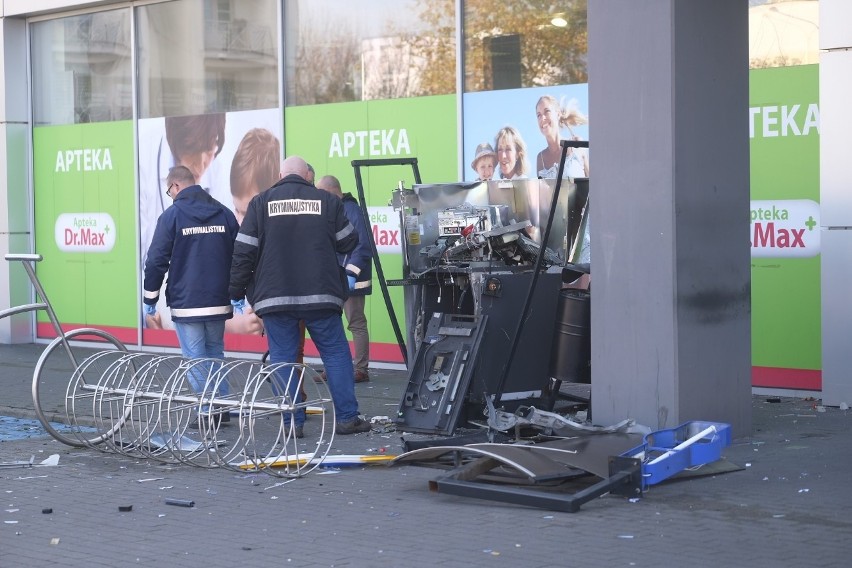 W nocy wysadzili w powietrze bankomat. Policja poszukuje sprawców [zdjęcia]