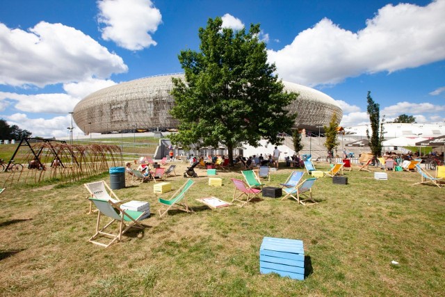 Piątek - niedzielaArena GardenPIĄTEKgodz. 12:00 – otwarcie Coffee Garden w Małej Haligodz. 15.00 – otwarcie strefy gastronomicznejgodz. 19.30 – Let’s Sing – Karaoke Night w Arena Garden vol 2SOBOTAgodz. 10.00 – otwarcie Coffee Garden w Małej Hali i strefy gastronomicznejgodz. 10.00-12.30 – Śniadanie na trawie w Arena Garden vol. 7godz. 11.00-14.00 – animacje dla dzieci. Przygotowanie: Dori’s Event – Animacje & Warsztaty dla dziecigodz. 19.00 – muzyka na żywo: DJ NH+ (Nowa Huta na plus) to krakowski Dj i producent muzyczny, którego do tej pory można było usłyszeć m.in. w takich krakowskich klubach jak: Taawa Live Music czy Forty Kleparz. Sety NH+ to energiczna mieszanka hip-hop’u, funk’u, house’u i rocka, połączona w spójną całość.NIEDZIELAgodz. 10.00-12.30 – Śniadanie na trawie w Arena Garden vol. 7godz. 11.00-17.00 – warsztaty dla dzieci „Stwórz swój mini ogródek”. Organizator: Akademia Ignatianum w Krakowie. W programie m.in. zabawy, kącik fryzur, malowanie twarzy, pamiątkowe zdjęciagodz. 17.00 – pokazy cyrkowe (45 minut) Teatr Kulka – Klaunada i Kuglarstwogodz. 18.00 – warsztaty cyrkowe dla dzieci, młodzieży i dorosłych (1,5 godziny). Ekspresowy kurs żonglowania (piłkami, chustami, obręczami oraz maczugami), rozkręcenia talerzyków cyrkowych oraz modelowania balonów. Dodatkowo podstawy klaunady i budowania śmiesznych gagów na scenie.Wstęp bezpłatny