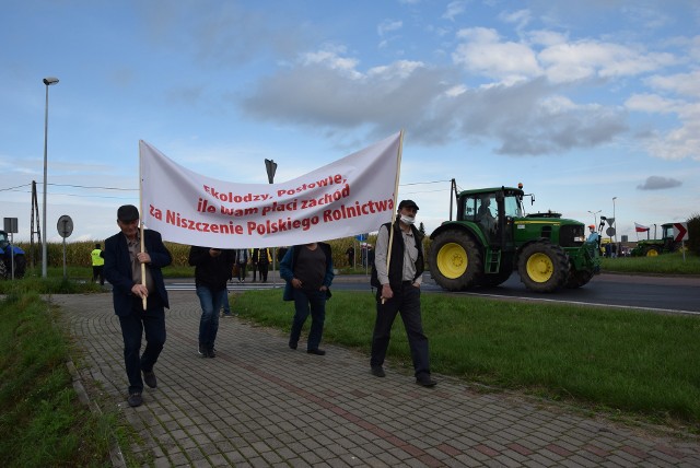 Rolnicy z powiatów toruńskiego, brodnickiego, wąbrzeskiego i golubsko-dobrzyńskiego spotkali się 7 października na rondzie w Lipnicy, aby wyrazić swój sprzeciw w związku z uchwaloną przez Sejm nowelizacją ustawy o ochronie zwierząt