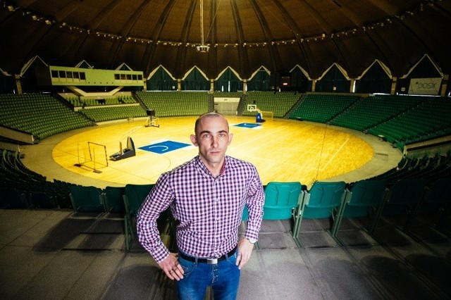 Arena może być kompleksowo zmodernizowana. Złożono wniosek o unijne dofinansowanie. Na zdjęciu Roland Szafrański, zastępca kierownika hali.