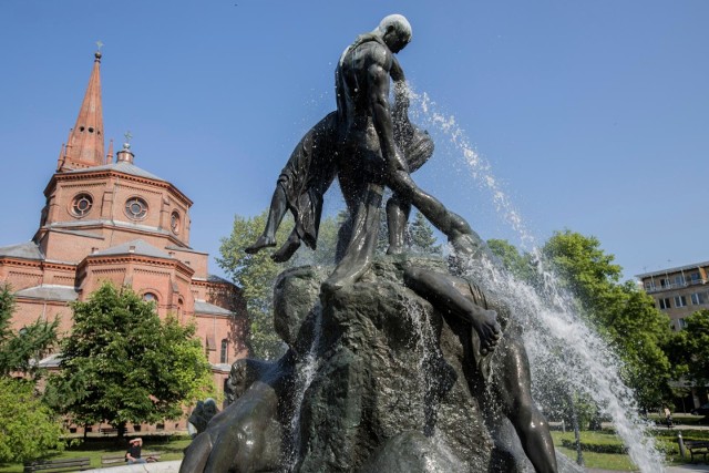 - Wybrałam się niedawno na spacer do parku Kazimierza Wielkiego. Zauważyłam, że na rzeźbach fontanny Potop jest brzydki biały nalot - mówi pani Maria, nasza Czytelniczka. -  Też nas to niepokoi - przyznaje Zdzisław Tylicki, wiceprezes Stowarzyszenia Bydgoskiej Fontanny Potop. - Interesujemy tym, co się dzieje z fontanną również po jej osłonięciu.