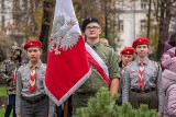 Nowy Sącz. 101 rocznica Odzyskania Niepodległości. Odśpiewali hymn pod Dębem Wolności i złożyli kwiaty pod pomnikiem marszałka [ZDJĘCIA]