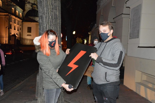 Podczas spotkania na Starym Rynku rozdawano czarne plakaty z czerwoną błyskawicą, która stała się symbolem ogólnopolskiej akcji protestacyjnej przeciwko zaostrzeniu prawa aborcyjnego