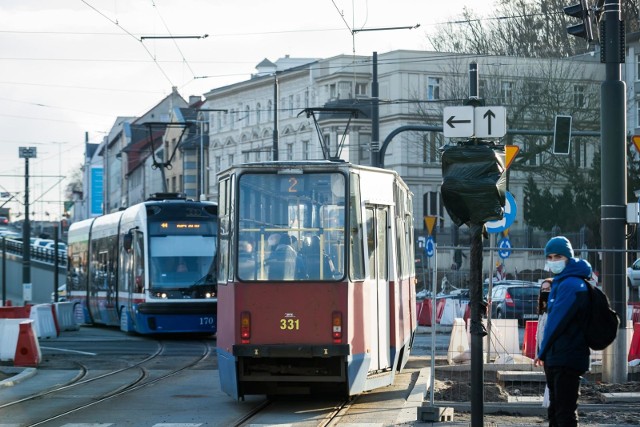 Podczas przejazdu tramwajów, w kamienicy przy ul. Kujawskiej w Bydgoszczy dochodzi do silnych drgań. O interwencję poprosił nas jeden z mieszkańców.