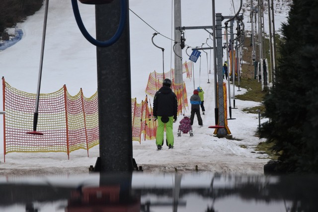 W Ośrodku narciarskim w Tumlinie w sobotę, 27 lutego tłumów nie było, lecz znaleźli się chętni, by jeszcze skorzystać z zimowego uroku i poszusować na nartach. Warunki na stoku były całkiem niezłe, choć jak widzimy za oknem - jest już coraz cieplej, a śniegu coraz mniej...Zobacz więcej zdjęć na kolejnych slajdach >>>>>>> ZOBACZ WIĘCEJ NA KOLEJNYCH ZDJĘCIACH 