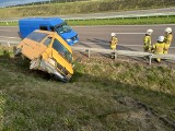 Rutki Nowiny. Wypadek busa na drodze ekspresowej S8 w kierunku Białegostoku. Pojazd przewrócił się na bok [ZDJĘCIA]