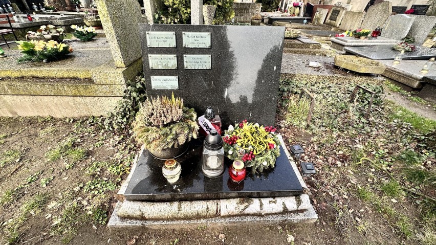 Odwiedziliśmy skromny grób Mariana Kociniaka. Po śmierci żony aktorowi pękło serce [ZDJĘCIA]