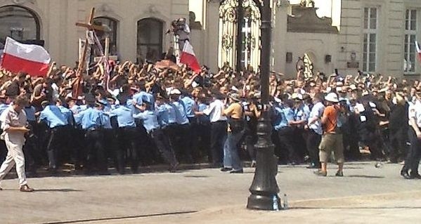 Próba przeniesienia krzyża sprzed Pałecu Prezydenckiego do kościoła św. Anny w Warszawie zakończyła się potężną manifestacją