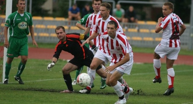 Jarosław Piątkowski (na pierwszym planie) zagrał od pierwszej minuty, strzelił swego drugiego gola w sezonie, ale po meczu czuł niedosyt.