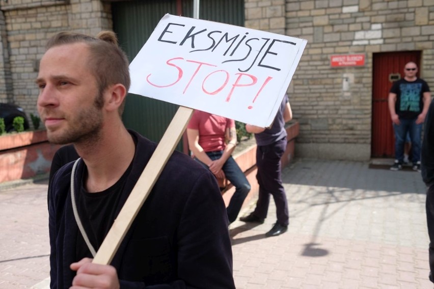 Poznań: Demonstracja przed bramą aresztu przy ul. Młyńskiej