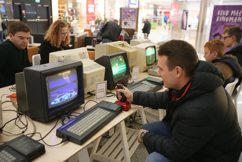 W galerii Libero w Katowicach otwarto Retro Strefę Gier. W...