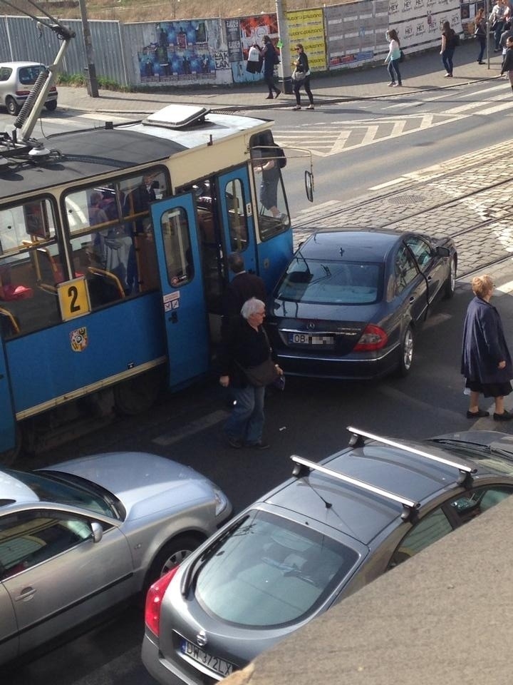 Wrocław: Wypadek na Piłsudskiego. Tramwaj linii 2 zderzył się samochodem osobowym (ZDJĘCIA)