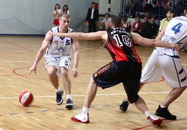 Piotr Kardaś (z lewej) rozegrał w Bydgoszczy bardzo dobry mecz.
