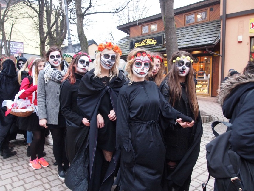 Zakopane. Maturzyści zatańczyli poloneza na Krupówkach [ZDJĘCIA,WIDEO]