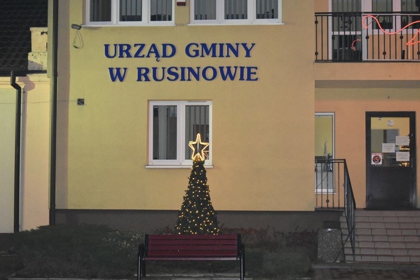 W Rusinowie stanęły dekoracje świąteczne. Jest rozświetlona choinka, kolorowe ozdoby świąteczne. Zobacz zdjęcia