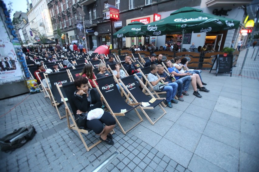 Letnie kino plenerowe na Mariackiej w Katowicach. "100 leżaków i ekran" [ZDJĘCIA]