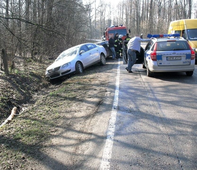 Kierowca volkswagena wjechał na skrzyżowanie i zderzył się z oplem (zdjęcia)