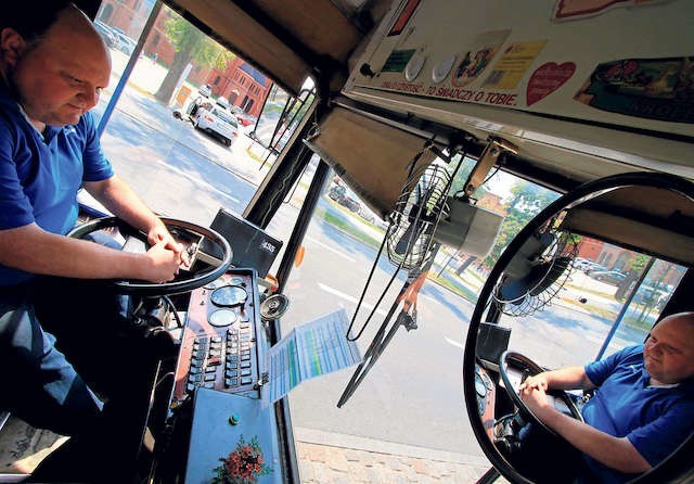 Adama Lewandowskiego, kierowcę autobusu MZK w Toruniu, nasz fotoreporter uwiecznił na zdjęciu zeszłego lata. Skwar dokuczał wówczas wszystkim: i prowadzącym pojazdy, i pasażerom.