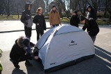 Poznań: Namioty w parku Mickiewicza. Wolontariusze pokazali, jak żyją uchodźcy [ZDJĘCIA]