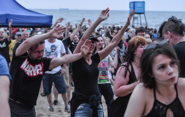 Największy, plenerowy, niebiletowany festiwal polskiej muzyki niezależnej na Wybrzeżu stał się już jedną z bardziej rozpoznawanych  imprez tego typu w kraju. Festiwal łączy wiele muzycznych gatunków, wypełnia zapotrzebowanie wielu słuchaczy w różnym wieku ze względu na różnorodność stylów i doświadczenie występujących artystów. W tym roku 16 edycja Fląder Festiwalu odbyła się 14 i 15 czerwca na plaży w Gdańsku Brzeźnie.