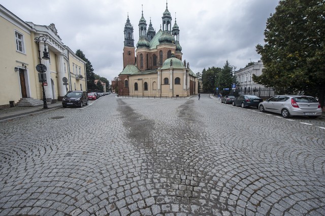 Miejsca parkingowe wokół katedry są wyznaczane, część błędnych linii usunięto już z bruku