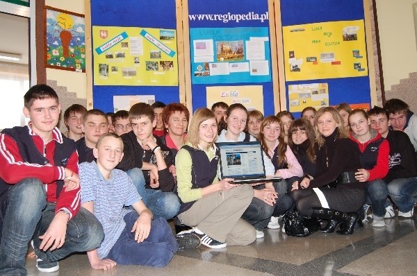 Uczniowie Zespołu Szkół w Lubli wraz z dyrektorką Anną Szteligą i nauczycielką Agnieszką Bradlińską.