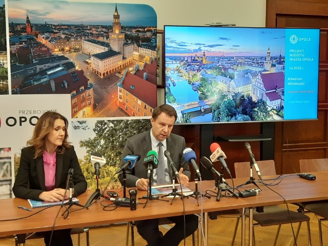 Projekt budżetu Opola na 2022 roku zaprezentowali: skarbnik Opola Renata Ćwirzeń-Szymańska i prezydent Arkadiusz Wiśniewski